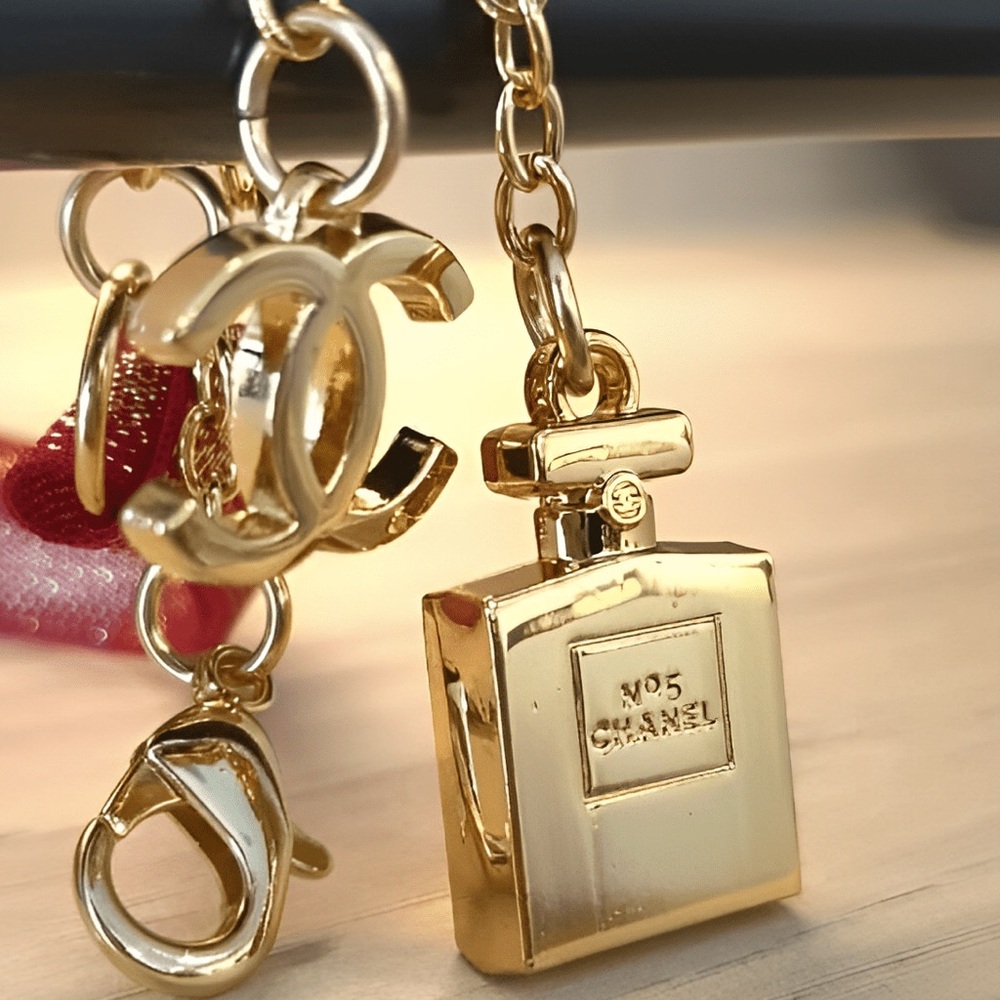 Chanel No.5 Novelty Keyring Holiday Limited Edition - Picture 8 of 10